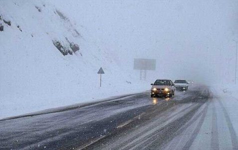 بارش برف و باران در جاده‌های ۹ استان کشور/ممانعت از ادامه راه خودروهای فاقد زنجیر چرخ