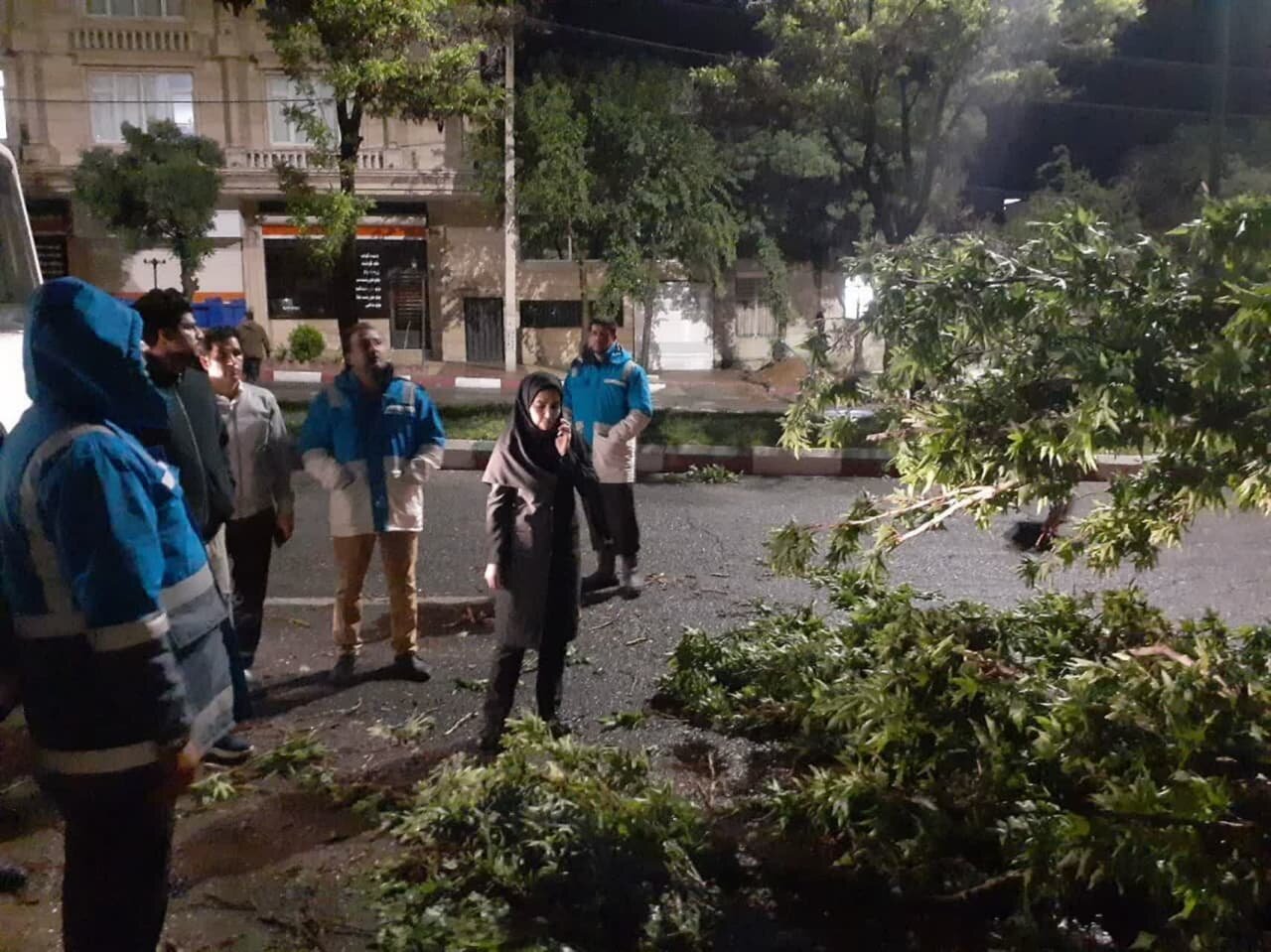 بازدیدشبانه معاون عمرانی فرمانداری صحنه ازعملیات جمع آوری درختان شکسته